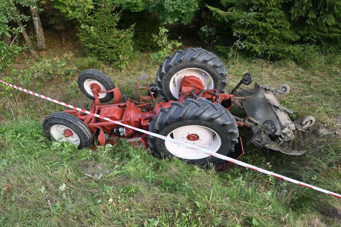 Ciągnik zjechał do rowu i przygniótł rolnika. Mężczyzna zmarł w szpitalu