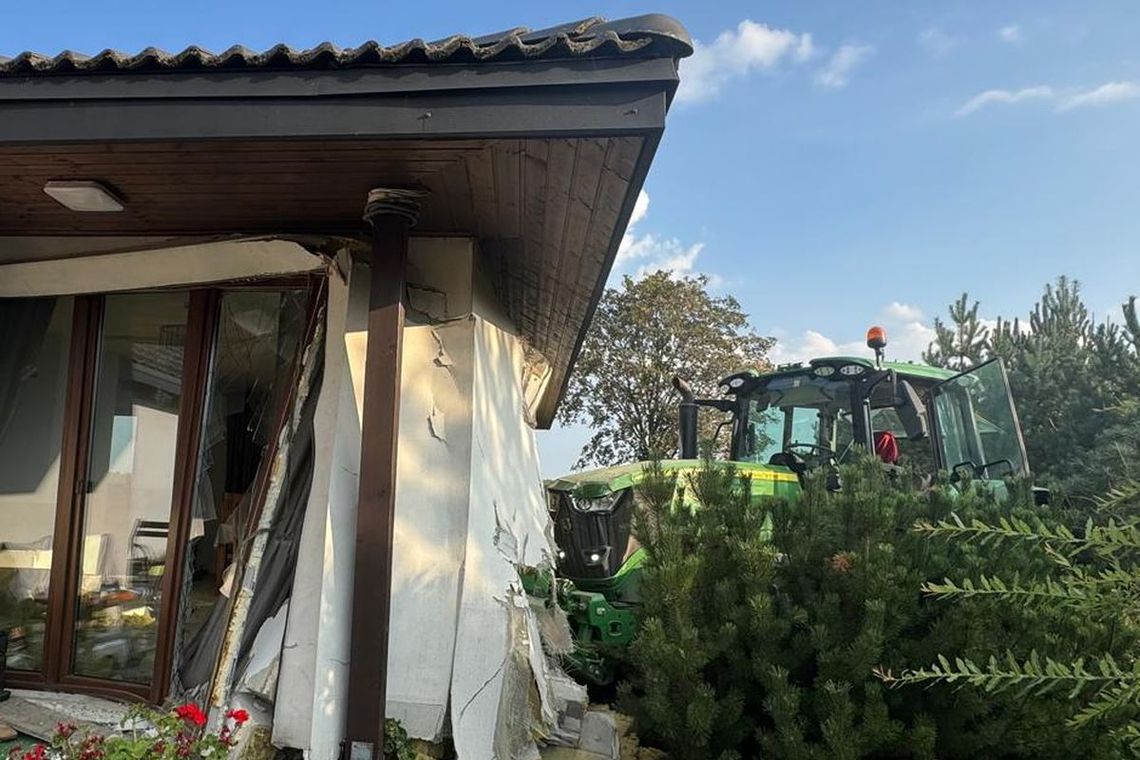 Ciągnik zjechał z drogi, skasował ogrodzenie i wbił się w dom. Budynek został poważnie uszkodzony