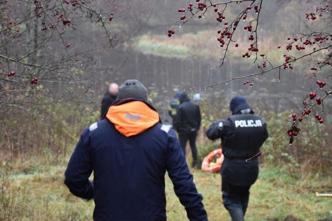 Ciało kobiety bez kończyn i głowy wyłowiono z jeziora. Zbrodnię badają policjanci z Archiwum X