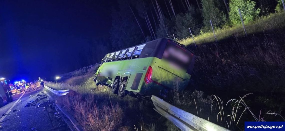 Ciężarówka przebiła barierę, zjechała na przeciwległy pas i czołowo zderzyła się z autobusem. 7 osób zabranych do szpitala