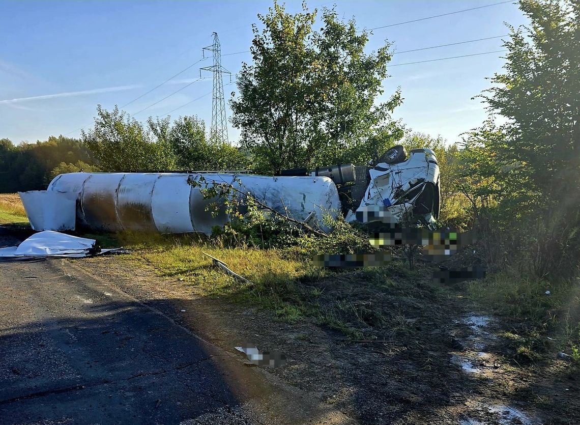 Ciężarówka przewrócona na bok po zderzeniu z mazdą. Trzy osoby trafiły do szpitala Ciężarówka przewrócona na bok po zderzeniu z mazdą. Trzy osoby trafiły do szpitala