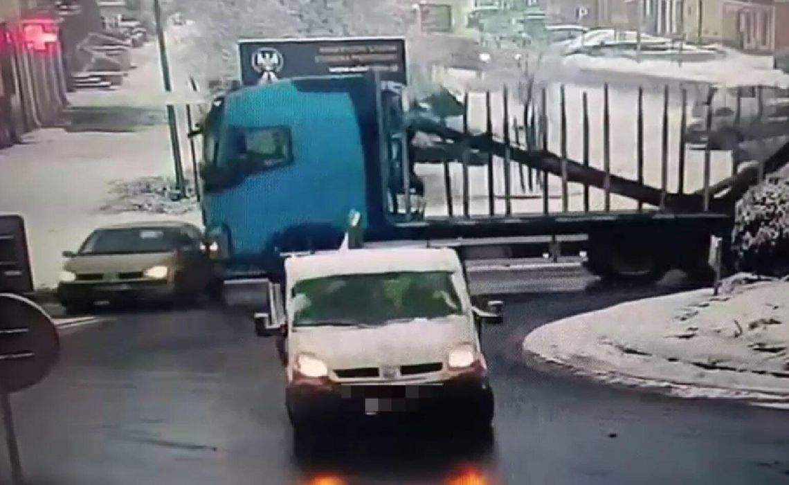 Ciężarówka uderzyła w osobówkę i przepchnęła ją przez rondo