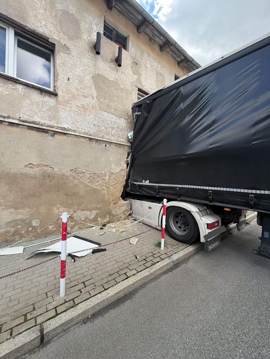 Ciężarówka wbiła się w budynek. Kierowca został uwięziony w zmiażdżonej kabinie Ciężarówka wbiła się w budynek. Kierowca został uwięziony w zmiażdżonej kabinie