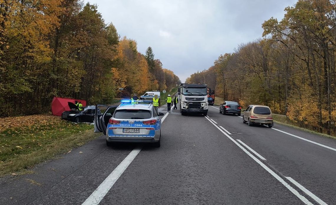 Ciężarówka wbiła się w tył auta stojącego w korku. Jedna osoba zginęła, dwie są ranne