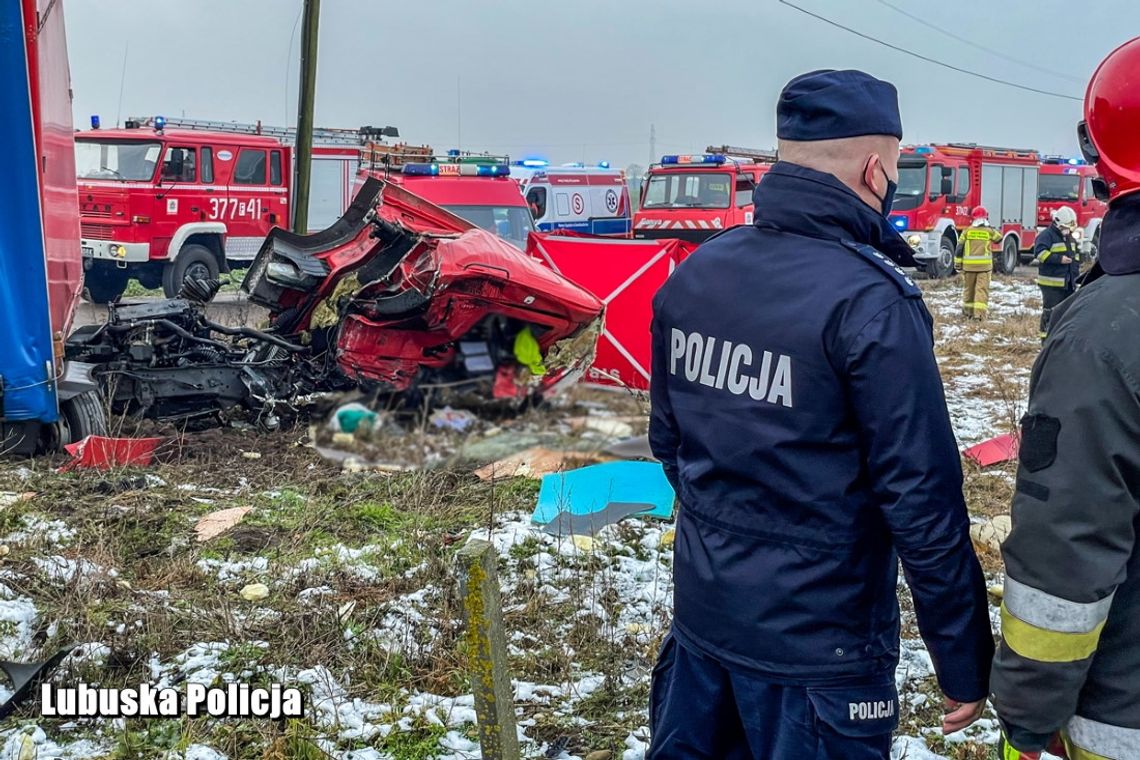 Ciężarówka wjechała pod pociąg. Kabina rozpadła się, kierowca zginął na miejscu [ZDJĘCIA]