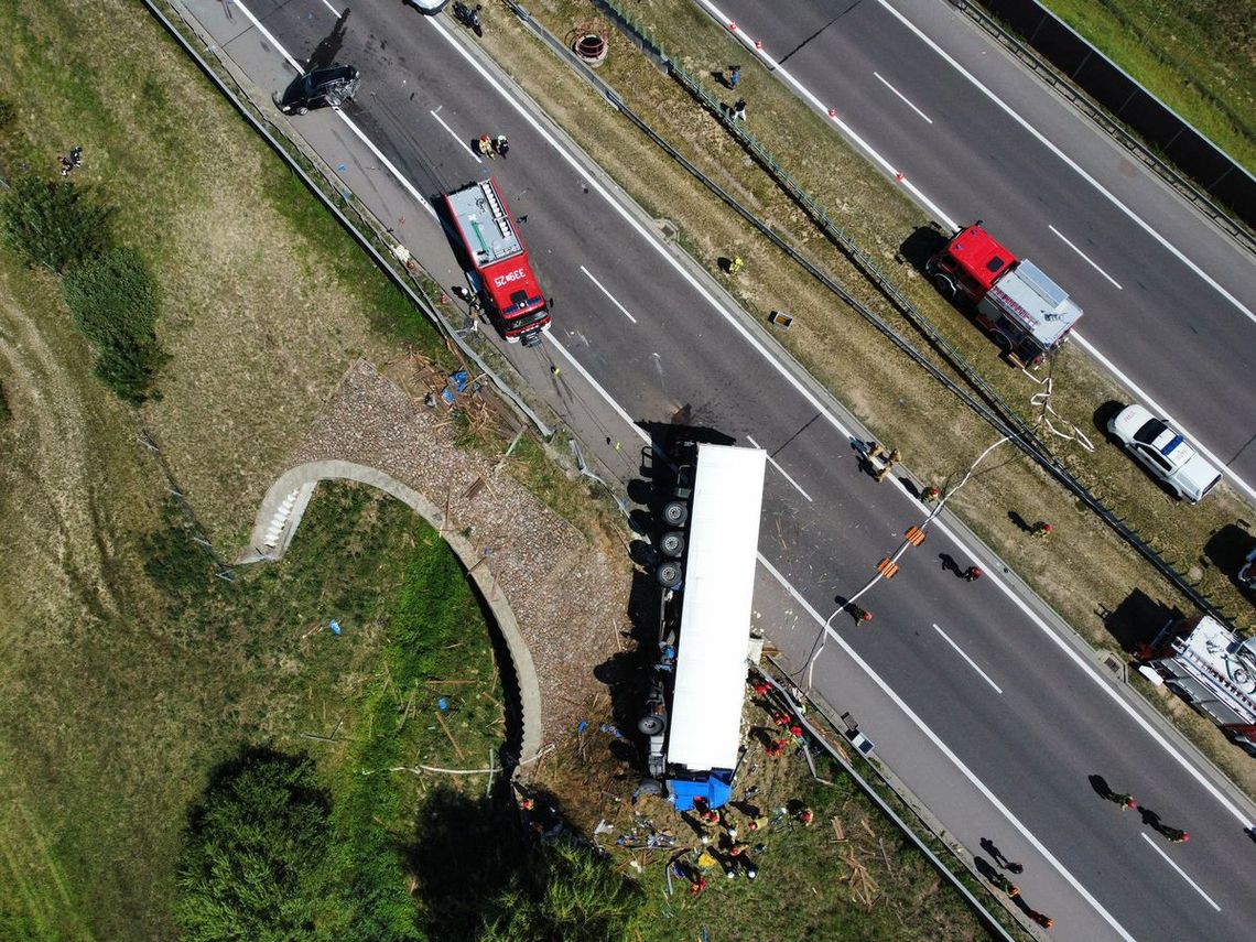 Ciężarówka wjechała w tył samochodu osobowego i przewróciła się. Kierowca zginął na miejscu [FOTO]