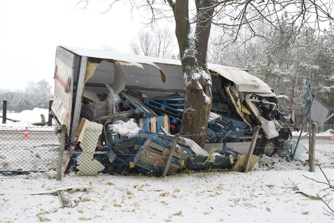 Ciężarówka wypadła z drogi i uderzyła w drzewo. Strażacy wycinali pasażera z kabiny
