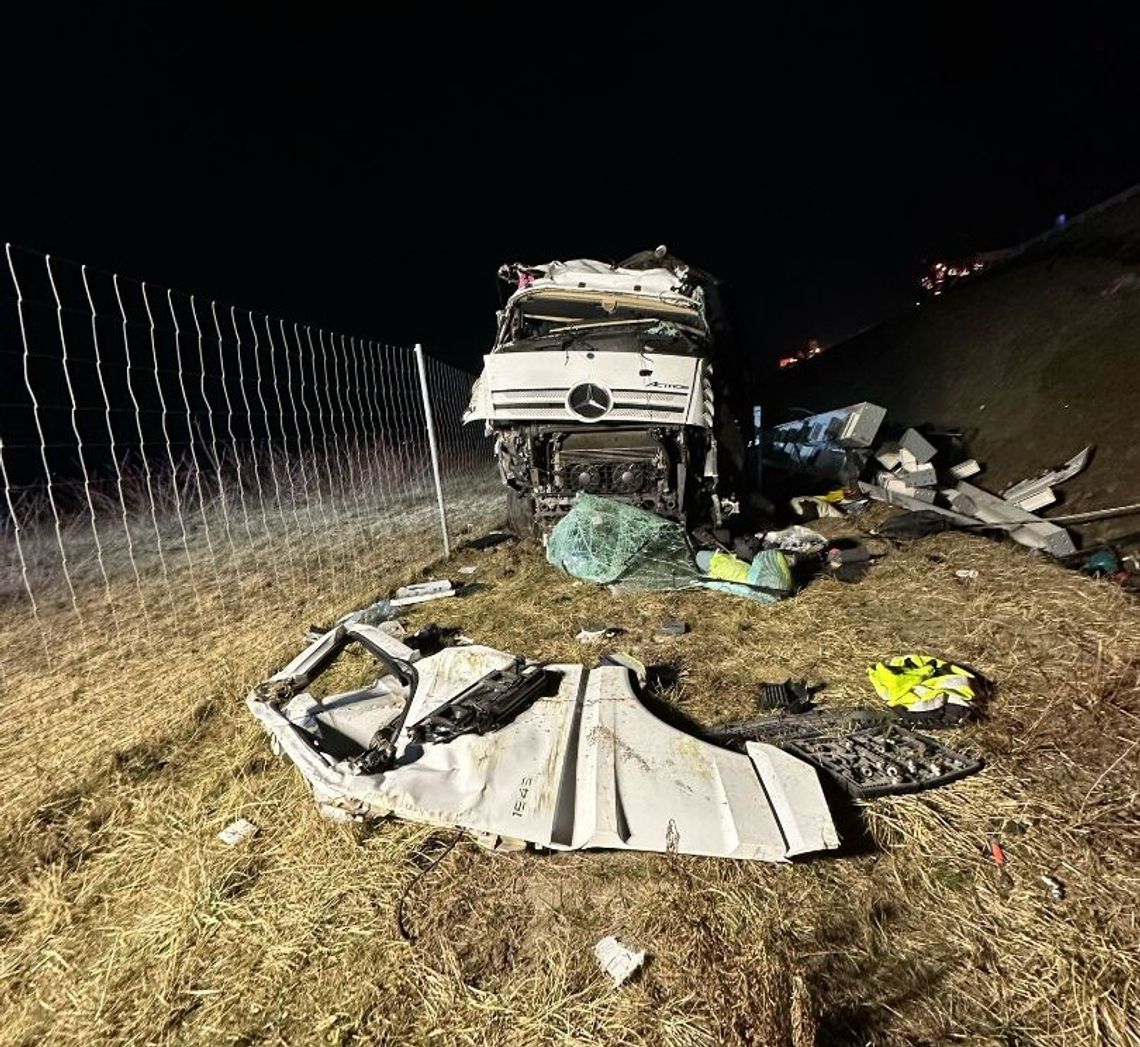 Ciężarówka wypadła z jezdni i zjechała ze skarpy. Wypadek śmiertelny na autostradzie A4 [FOTO]