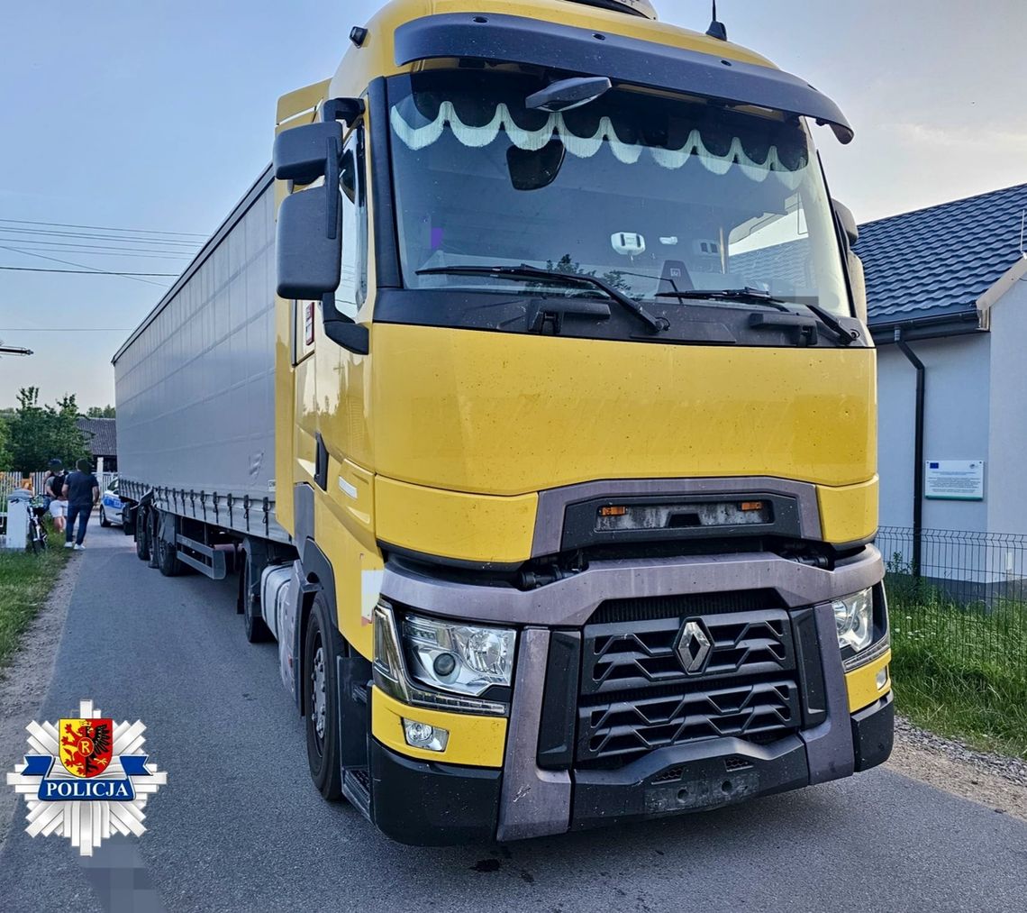 Ciężarówka wypadła z zakrętu i wjechała w kapliczkę. Pijanego kierowcę schwytali świadkowie Ciężarówka wypadła z zakrętu i wjechała w kapliczkę. Pijanego kierowcę schwytali świadkowie