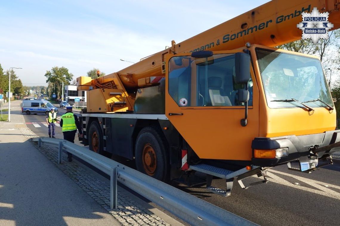 Ciężarówka z dźwigiem uderzyła w 16-latkę. Dziewczyna z licznymi złamaniami trafiła do szpitala Ciężarówka z dźwigiem uderzyła w 16-latkę. Dziewczyna z licznymi złamaniami trafiła do szpitala