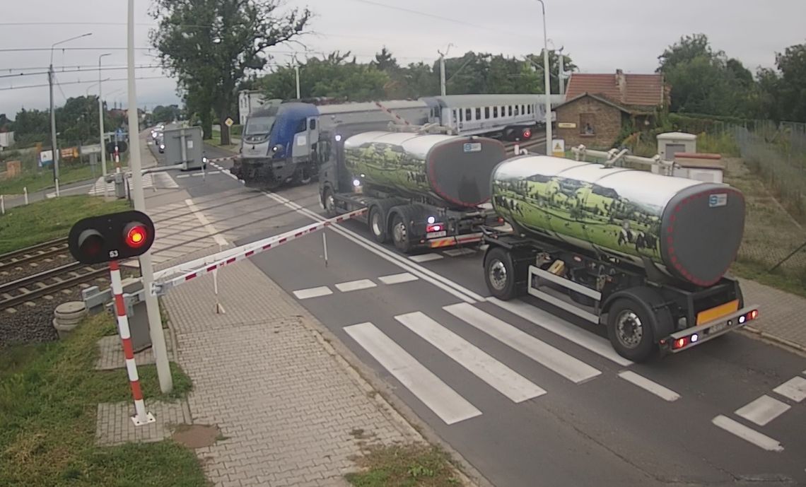 Ciężarówka z mlekiem zatrzymała przed pędzącym pociągiem. Kierowca utknął na przejeździe Ciężarówka z mlekiem zatrzymała przed pędzącym pociągiem. Kierowca utknął na przejeździe