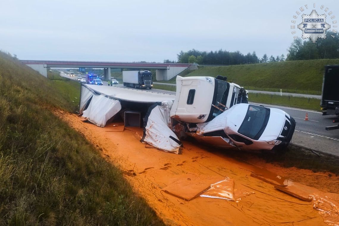 Ciężarówka z sosem pomidorowym zderzyła się z busem i wylądowała w rowie. Ładunek rozlał się przy autostradzie