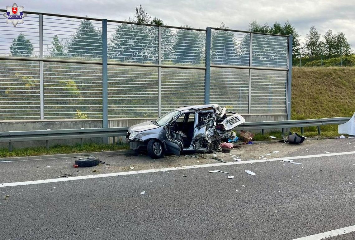 Ciężarowy man wjechał w suzuki na pasie awaryjnym. W wypadku ciężko ranna została kierująca osobówką