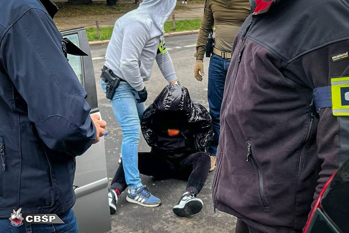 Cios CBŚP w kiboli-dilerów. Przejęte narkotyki, broń i gotówka, zlikwidowane laboratorium [WIDEO, FOTO]