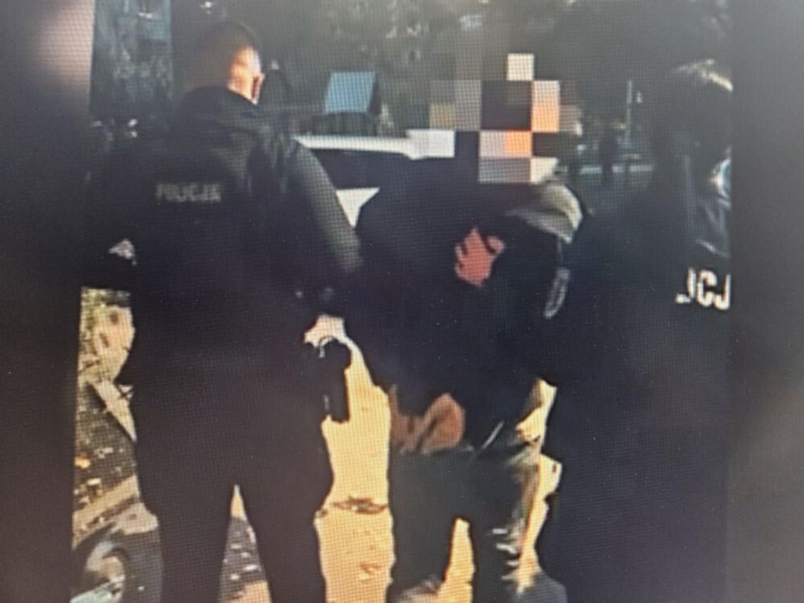 Cios w szajkę dilerów. Policjanci w jednym czasie weszli do kilku mieszkań i zatrzymali sześć osób Cios w szajkę dilerów. Policjanci w jednym czasie weszli do kilku mieszkań i zatrzymali sześć osób