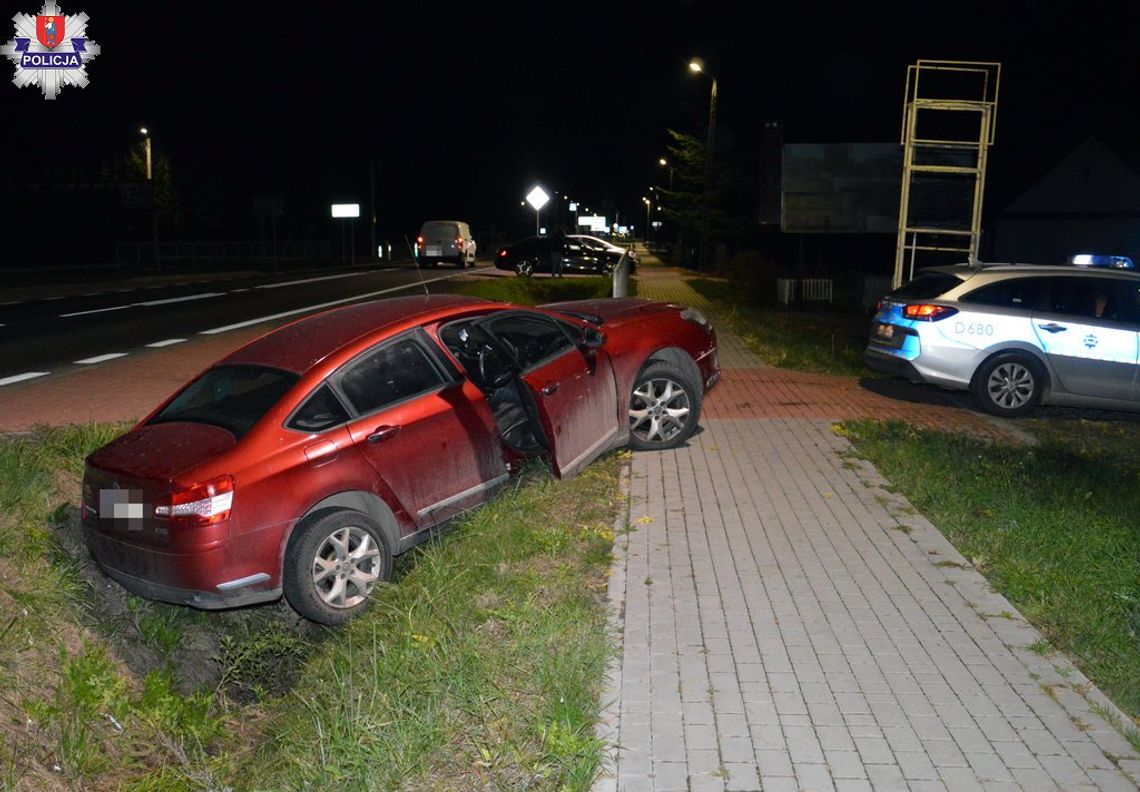 Citroen wisiał nad rowem, obok zataczał się pijany mężczyzna. Miał 2,5 promila Citroen wisiał nad rowem, obok zataczał się pijany mężczyzna. Miał 2,5 promila
