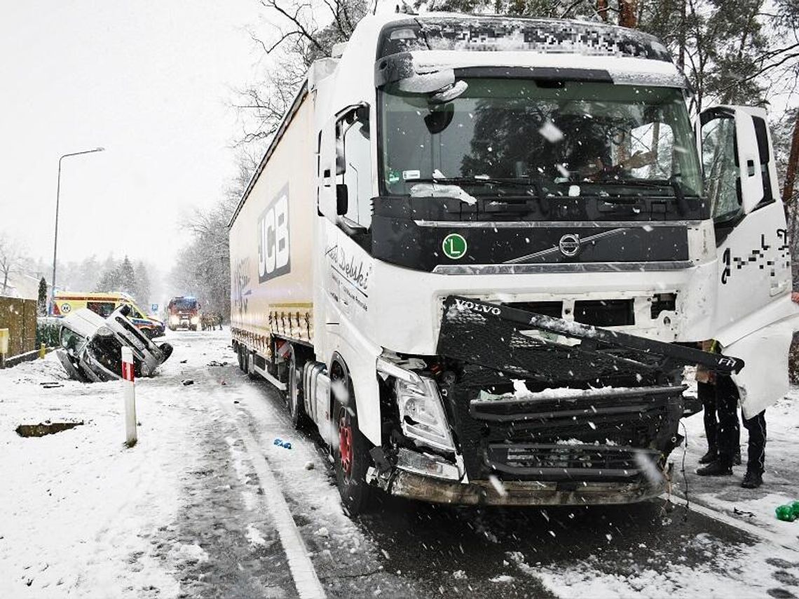 Citroen wpadł w poślizg na ośnieżonej drodze i zderzył się z ciężarówką. Zginął 33-latek [FOTO]