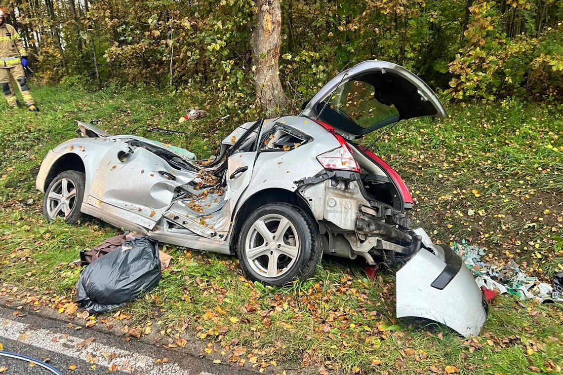 Citroen wypadł z drogi i uderzył bokiem w drzewo. Kierująca zginęła na miejscu
