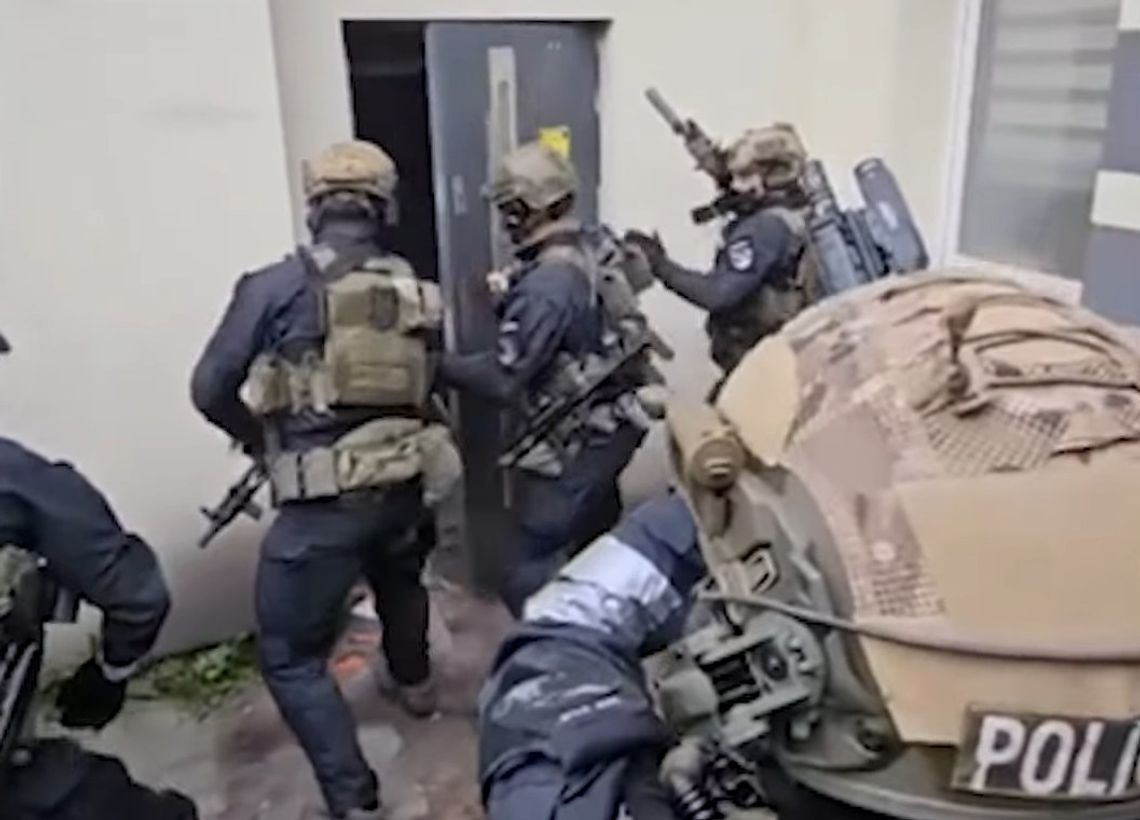 Cyberpolicja rozbiła gang dilerów działający w darknecie. Przeszukano 40 miejsc i zatrzymano 10 osób