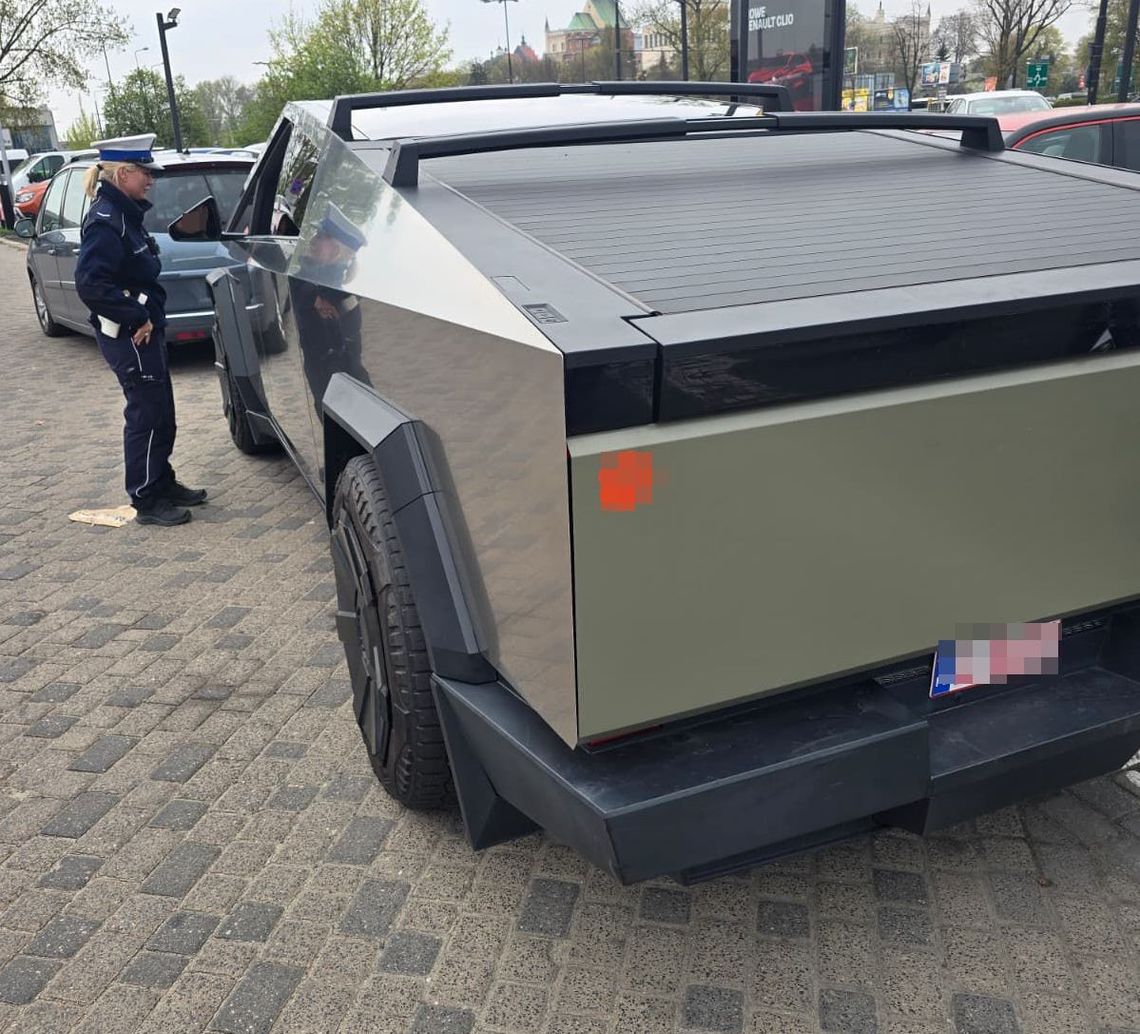Cybertruck pędził przez miasto z prędkością 115 km/h. Policjanci zatrzymali prawo jazdy kierowcy