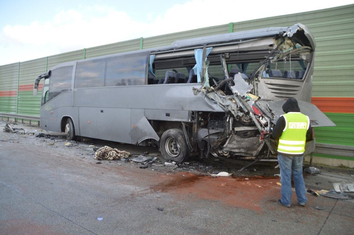 Cysterna uderzyła w autobus wiozący żołnierzy. Siedem osób trafiło do szpitala