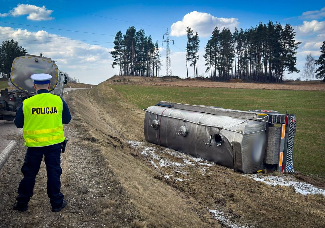 Cysterna z mlekiem w rowie. Pijany kierowca Scanii wydmuchał blisko trzy promile