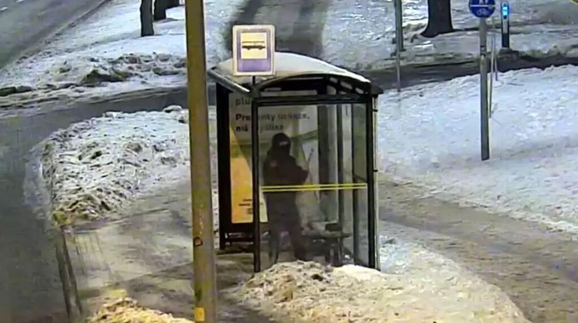 Czaił się obok przystanku aż w końcu ruszył do akcji. Mężczyzna zbił szybę pałką teleskopową