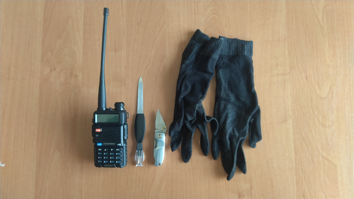 Czaił się pod przedszkolem. Ruszał do akcji, gdy tylko zobaczył, że ktoś zostawił otwarte auto