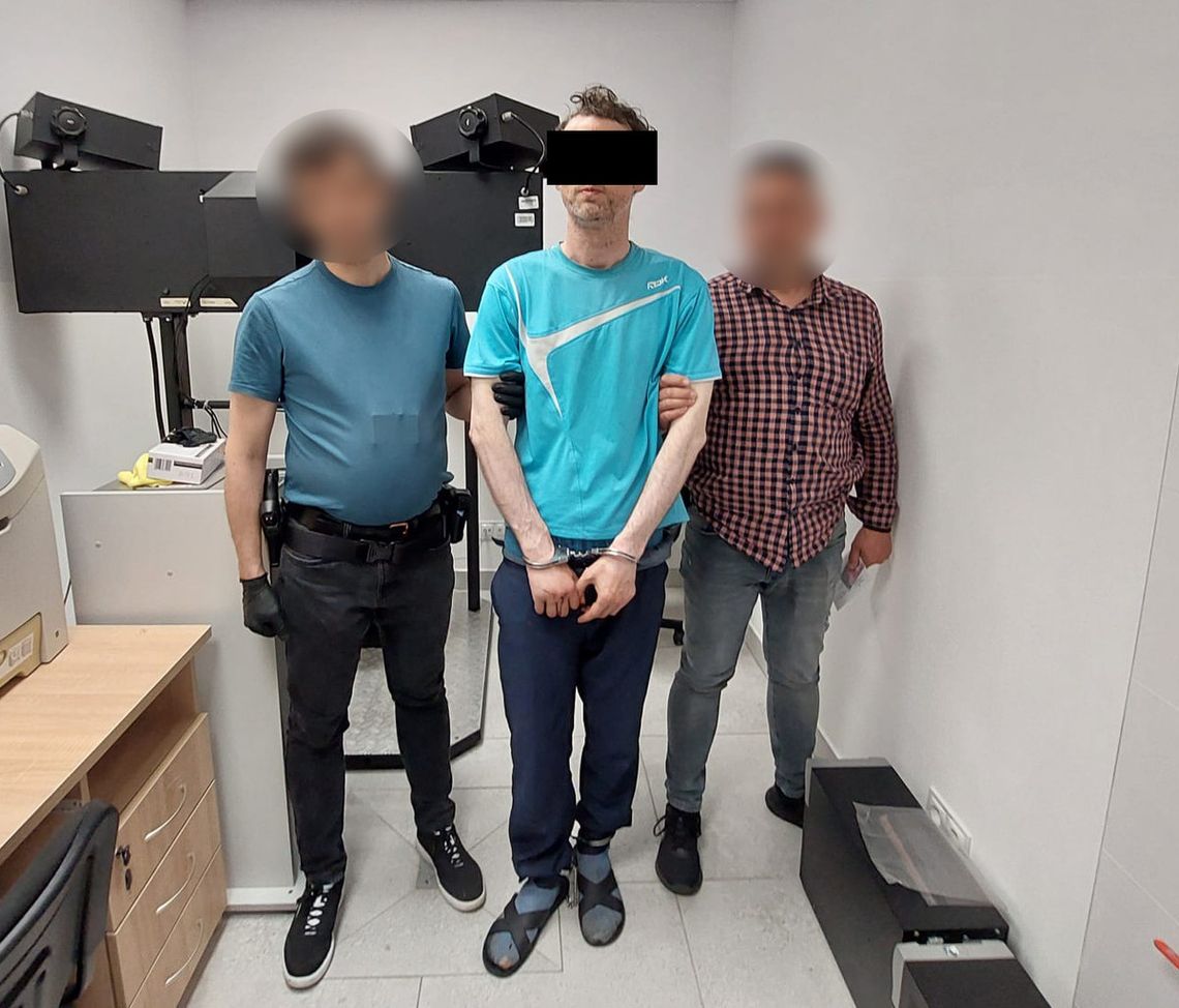 Czaił się pod szkołami, zaczepiał nastolatki i proponował spotkania. 40-latek został aresztowany Czaił się pod szkołami, zaczepiał nastolatki i proponował spotkania. 40-latek został aresztowany