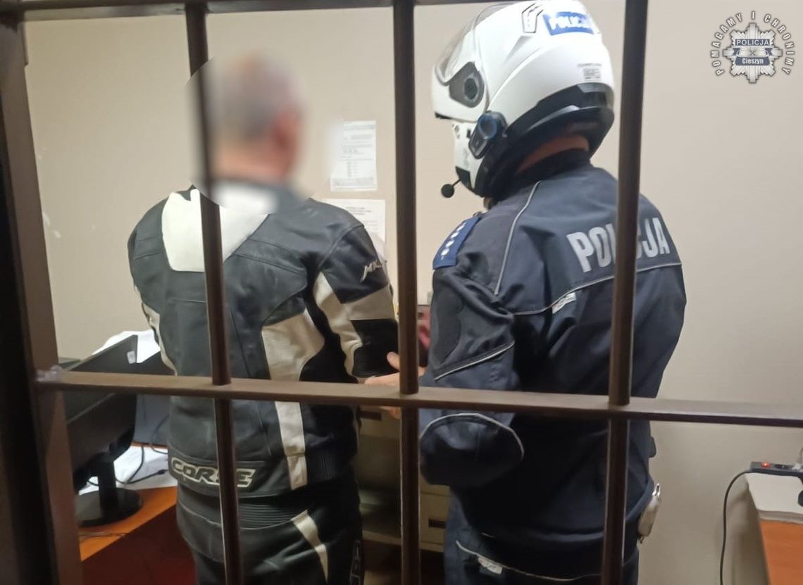 Czech na motocyklu przyjechał na stację paliw i pił alkohol. To był dopiero początek jego kłopotów