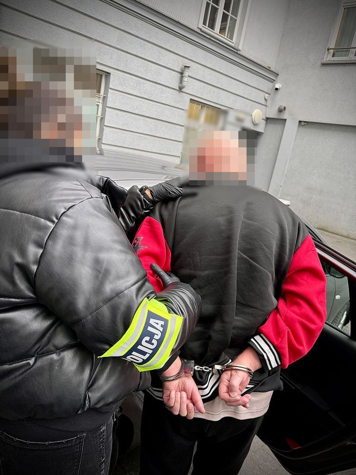 Czekał na nią przed blokiem z pistoletem w ręku. Przerażona kobieta zaczęła krzyczeć Czekał na nią przed blokiem z pistoletem w ręku. Przerażona kobieta zaczęła krzyczeć