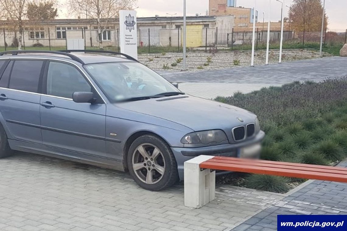 Czekali na przesłuchiwanego kolegę. Z nudów przekręcił kluczyk, BMW wjechało w ławkę