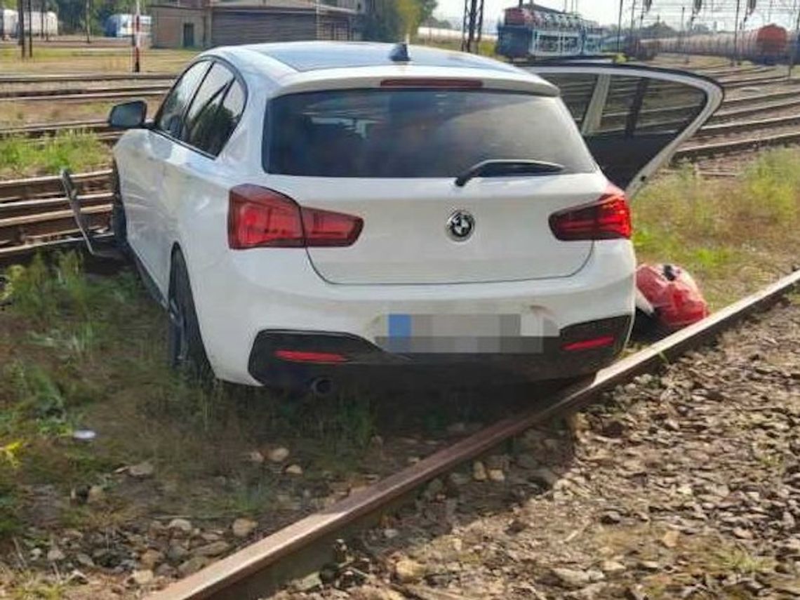Czesi ścigali BMW, kierowca uciekł do Polski i utknął na torach. Zostawił kobietę i uciekł pieszo Czesi ścigali BMW, kierowca uciekł do Polski i utknął na torach. Zostawił kobietę i uciekł pieszo