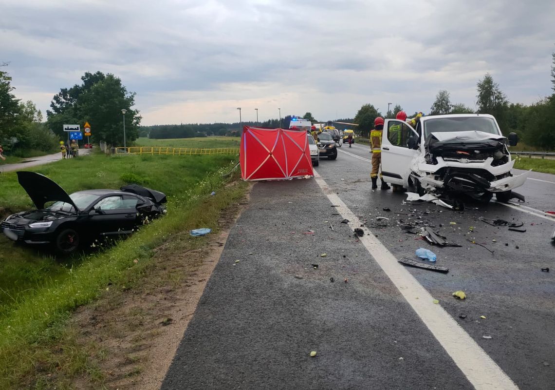 Czołowe zderzenie audi i busa. W wypadku zginął 27-letni kierowca, pięć osób jest rannych, w tym troje dzieci