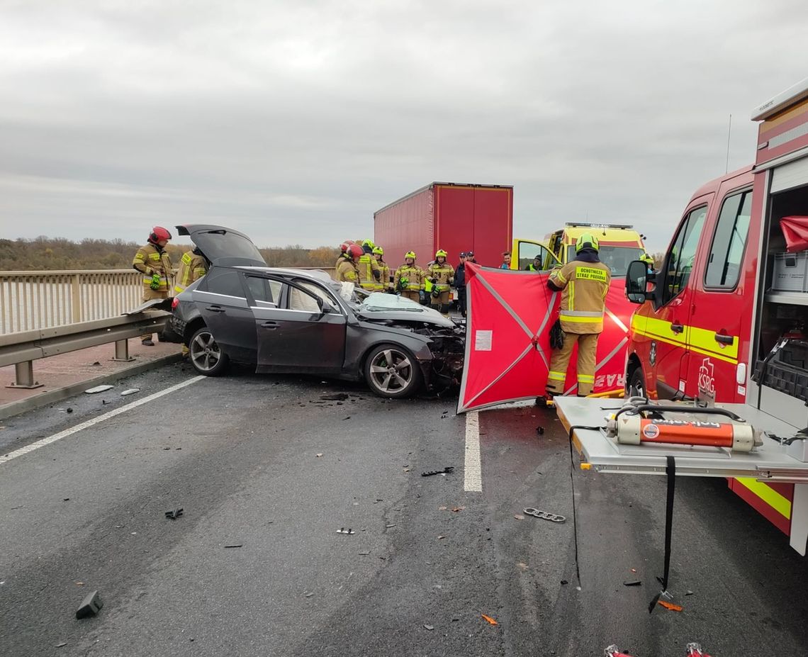 Czołowe zderzenie audi i ciężarowej scanii na moście. 23-letni kierowca osobówki zginął na miejscu Czołowe zderzenie audi i ciężarowej scanii na moście. 23-letni kierowca osobówki zginął na miejscu