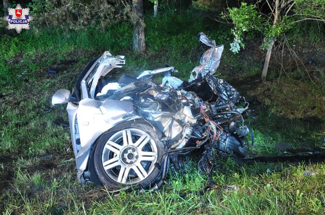 Czołowe zderzenie audi i ciężarówki. Młody kierowca zginął na miejscu