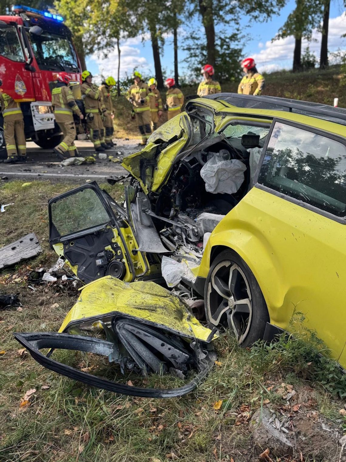 Czołowe zderzenie audi i jeepa. 25-latek zginął na miejscu, dwie osoby zostały ranne