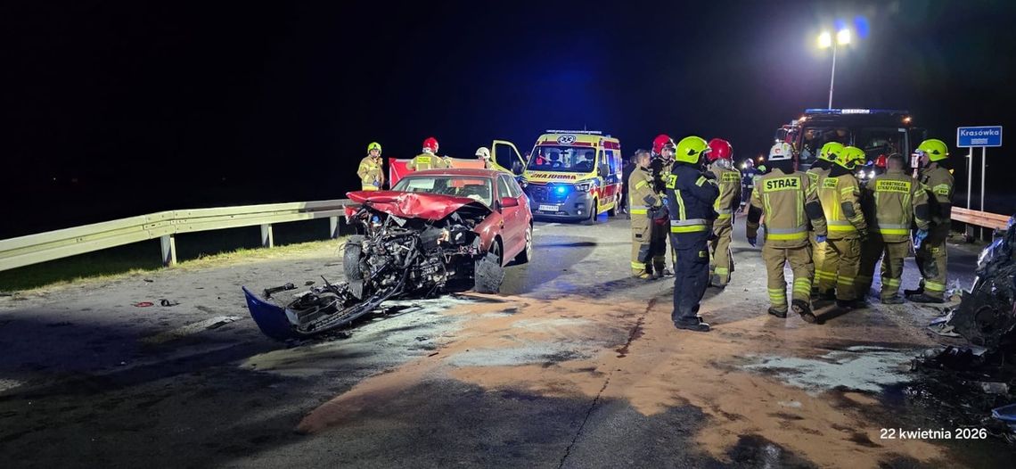 Czołowe zderzenie Audi i Volkswagena. W wypadku zginęły dwie osoby, trzecia jest ciężko ranna