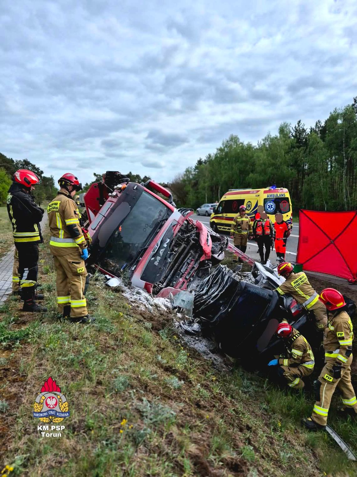 Czołowe zderzenie Audi z ciężarowym Manem. Młody kierowca osobówki zginął na miejscu