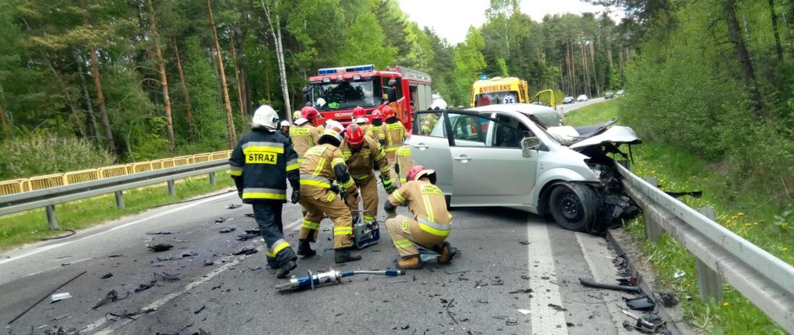 Czołowe zderzenie betoniarki i osobówki. Kierowca toyoty zginął na miejscu