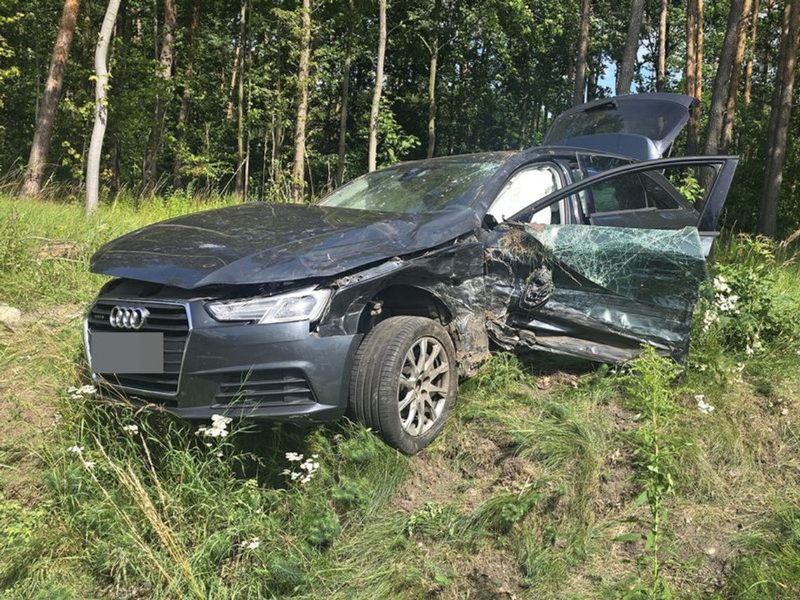 Czołowe zderzenie bmw i audi. W wypadku zginęła pasażerka jednego z pojazdów