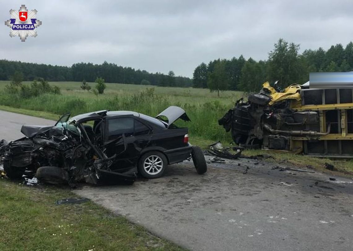 Czołowe zderzenie BMW i busa. Nie żyje 19-letni kierowca, trójka jego znajomych została ranna