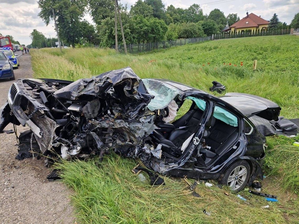 Czołowe zderzenie BMW i samochodu ciężarowego. Obaj kierowcy trafili do szpitala