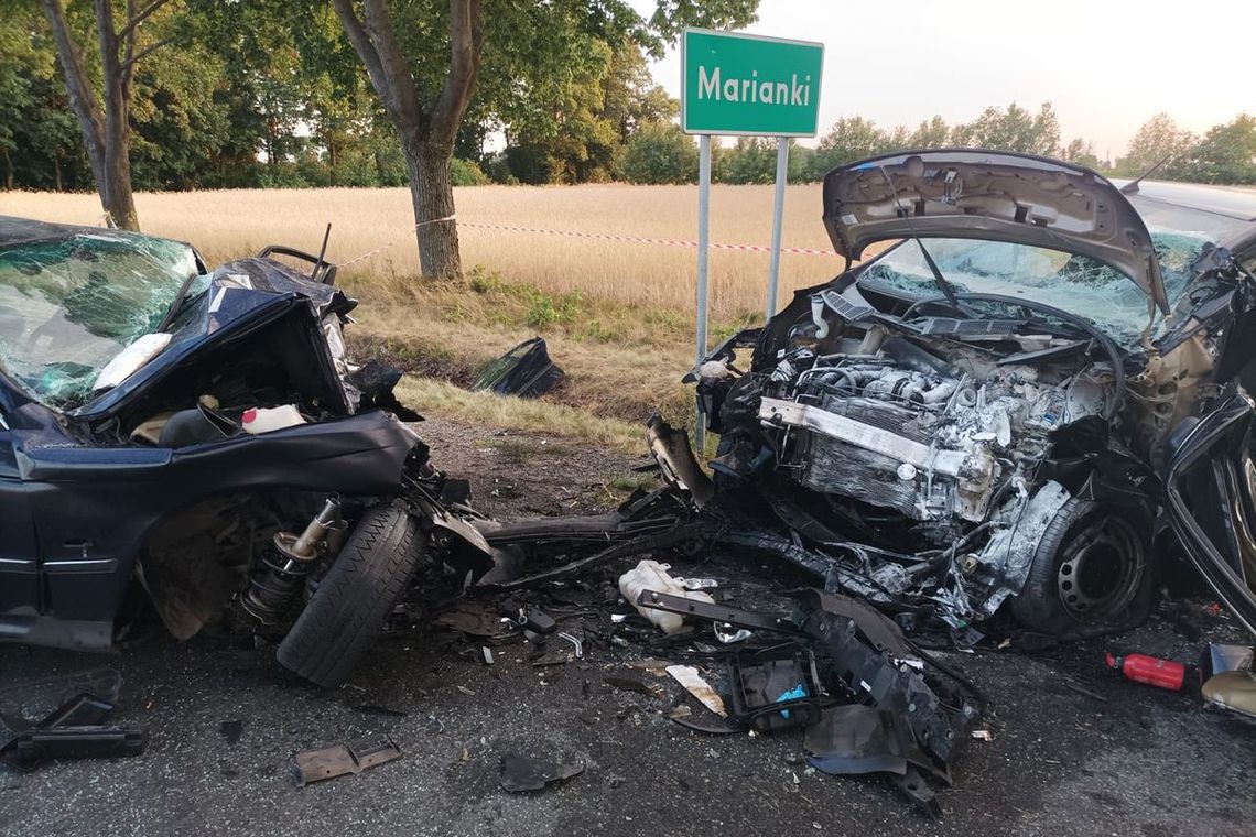 Czołowe zderzenie BMW i vana. Kierowca osobówki zginął na miejscu, ranna została kobieta z dzieckiem