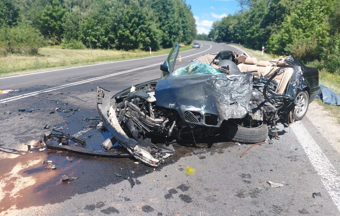 Czołowe zderzenie BMW z ciężarowym Volvo. Kierowca osobówki zginął na miejscu Czołowe zderzenie BMW z ciężarowym Volvo. Kierowca osobówki zginął na miejscu