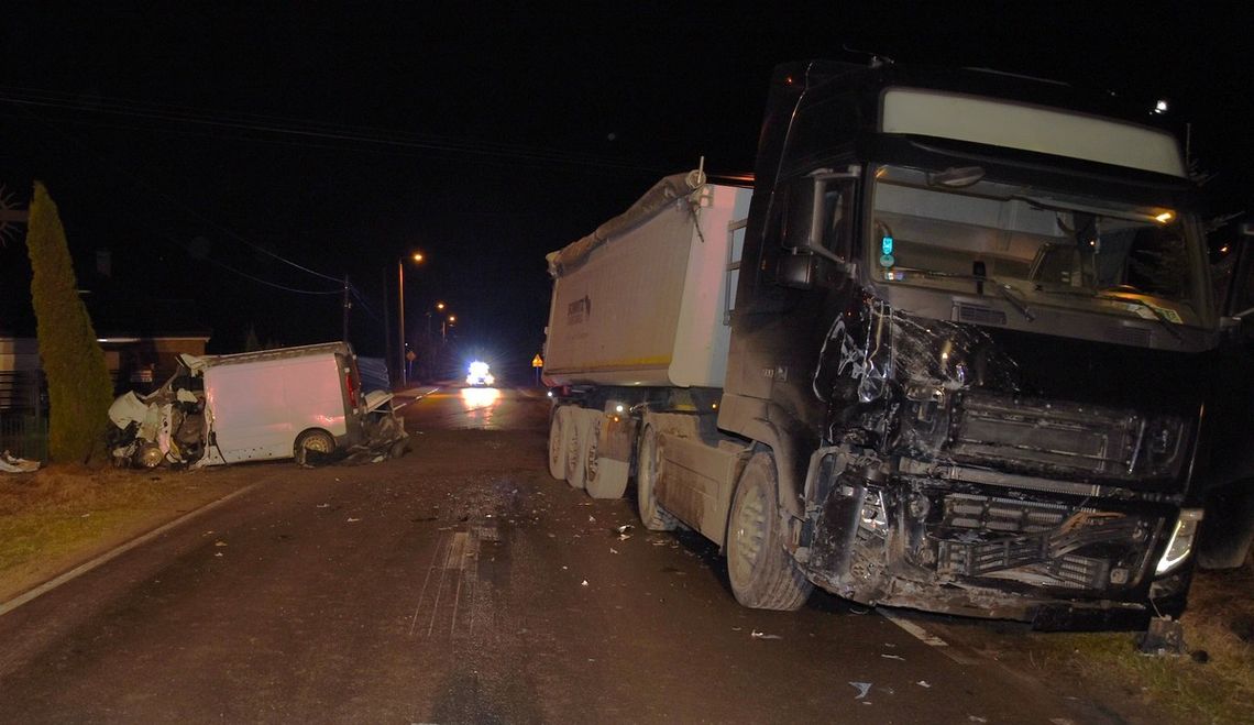 Czołowe zderzenie busa i ciężarowego volvo. Kierowca busa zginął kilkanaście godzin po wypadku