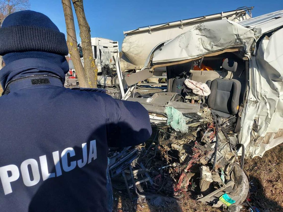 Czołowe zderzenie busa i ciężarówki. Mimo starań lekarzy nie udało się uratować życia kierowcy [FOTO]