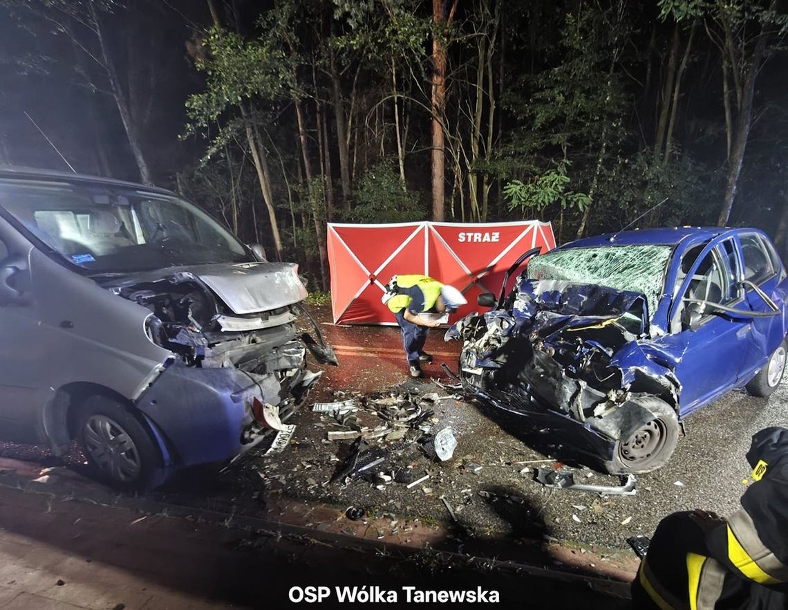 Czołowe zderzenie busa i osobówki. Jedna osoba zginęła, pięć zostało rannych