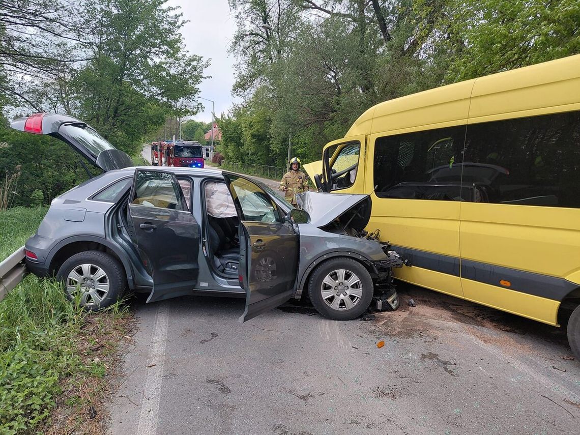 Czołowe zderzenie busa z audi - nie żyje jedna osoba, 20 poszkodowanych trafiło do szpitali Czołowe zderzenie busa z audi - nie żyje jedna osoba, 20 poszkodowanych trafiło do szpitali
