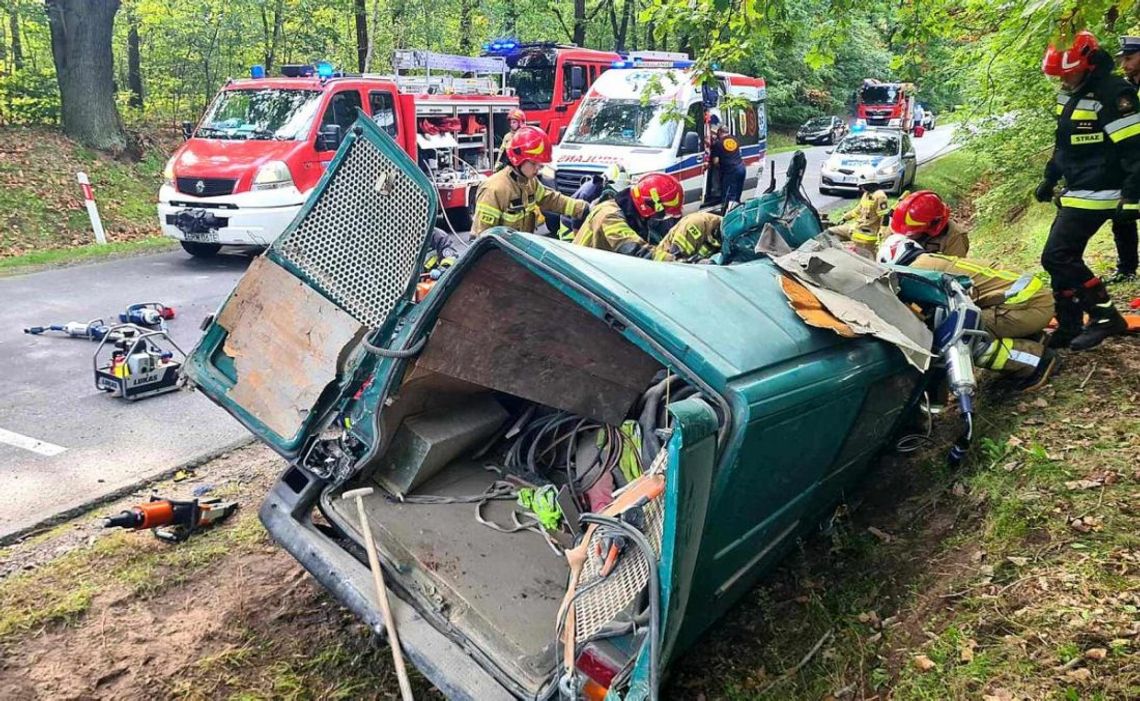 Czołowe zderzenie busa z tirem. W wypadku zginął kierowca volkswagena i 3 pasażerów